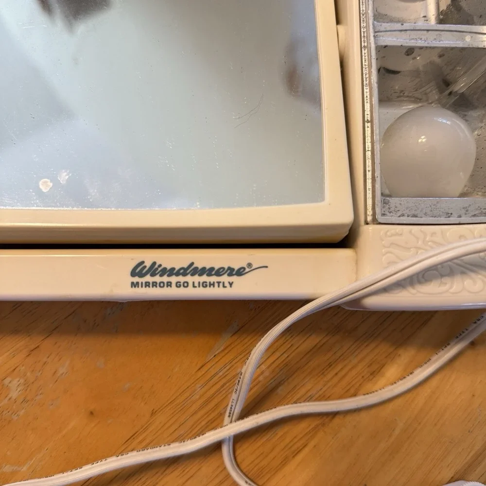 Windmere  Lighted Beige Vintage Tabletop Make-up Mirror Rectangular